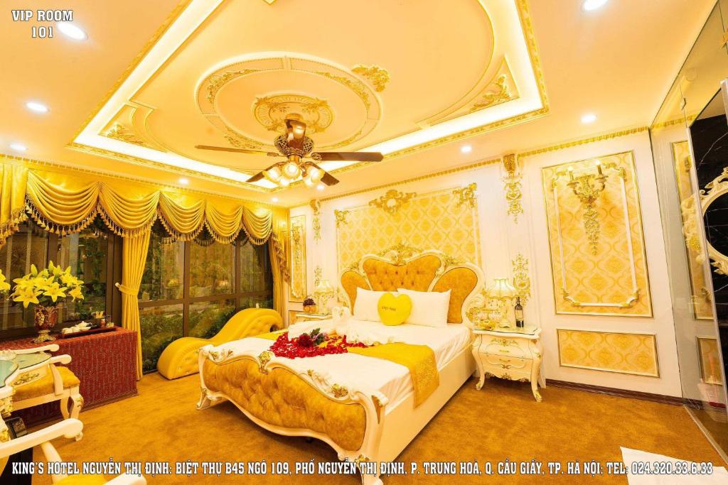 Postel nebo postele na pokoji v ubytování King's Hotel Nguyễn Thị Định