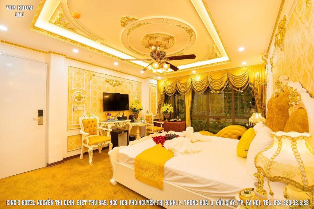 Postel nebo postele na pokoji v ubytování King's Hotel Nguyễn Thị Định