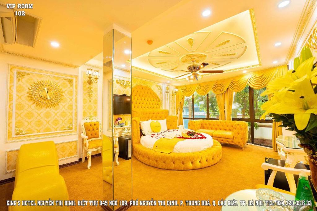 Postel nebo postele na pokoji v ubytování King's Hotel Nguyễn Thị Định