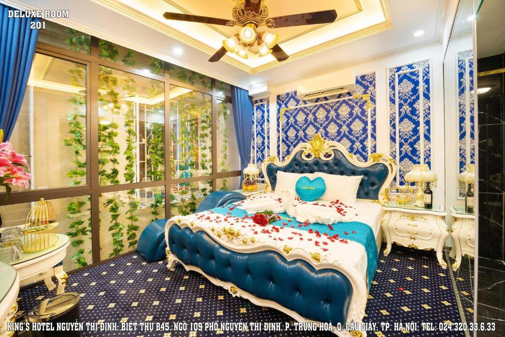Postel nebo postele na pokoji v ubytování King's Hotel Nguyễn Thị Định