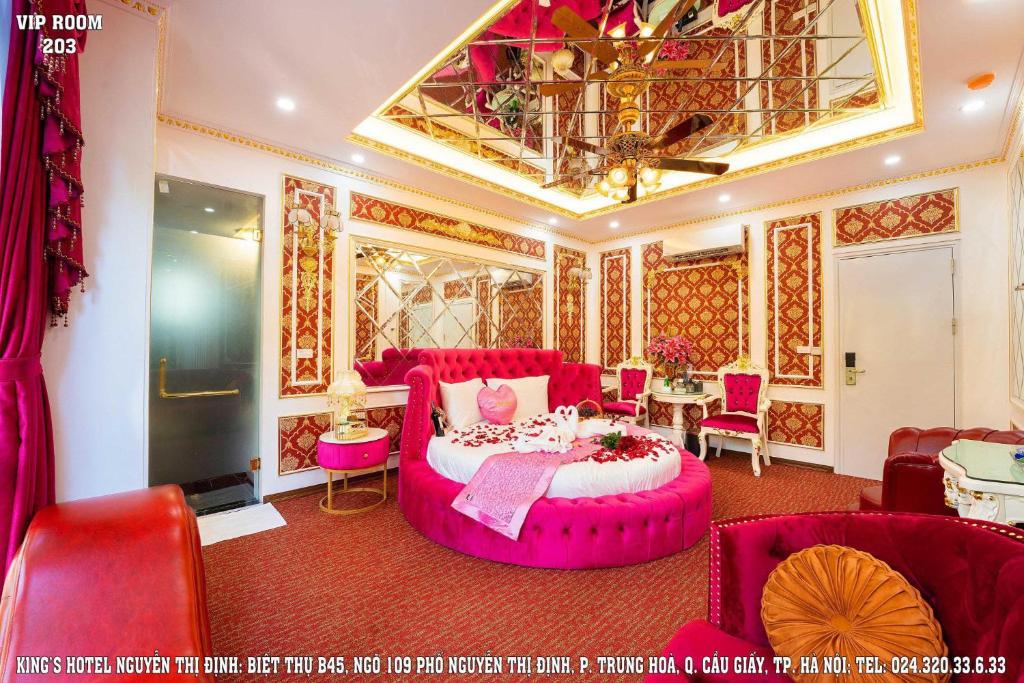 Postel nebo postele na pokoji v ubytování King's Hotel Nguyễn Thị Định