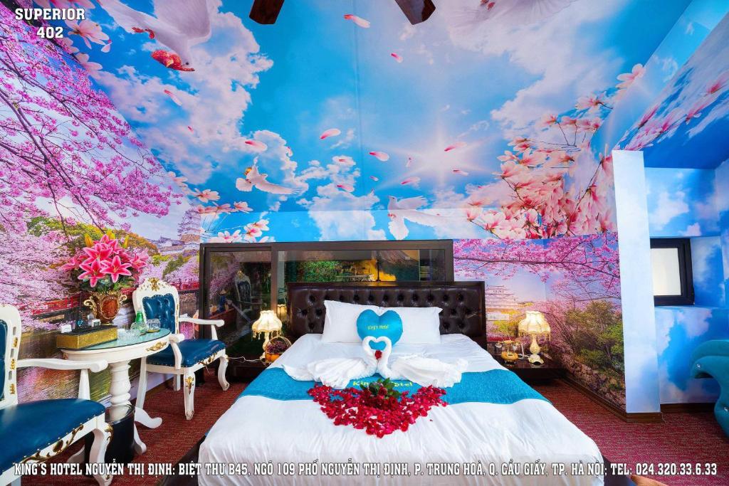 Postel nebo postele na pokoji v ubytování King's Hotel Nguyễn Thị Định