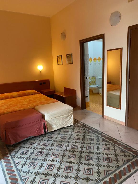 アリ・テルメにあるGR B&Bのベッドとバスルーム付きのホテルルームです。