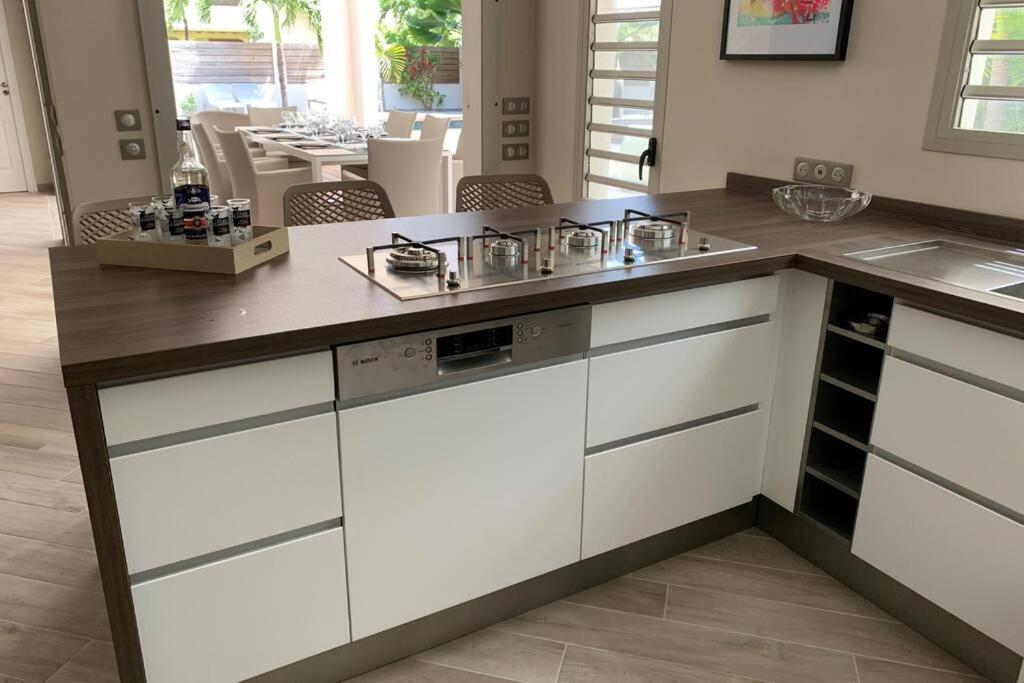 Kuchyň nebo kuchyňský kout v ubytování Villa Manzana : neuve 4ch 4sdb 2 piscines - LUXE
