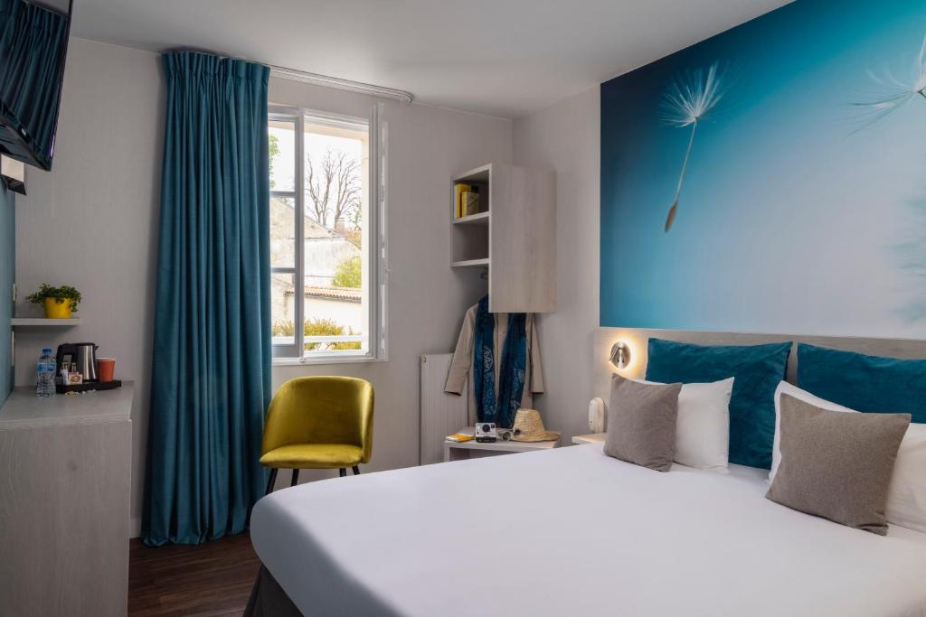 Säng eller sängar i ett rum på Logis Hôtel-Restaurant LE FONTARABIE