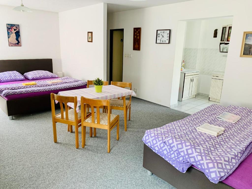Łóżko lub łóżka w pokoju w obiekcie Pension Lenka 2