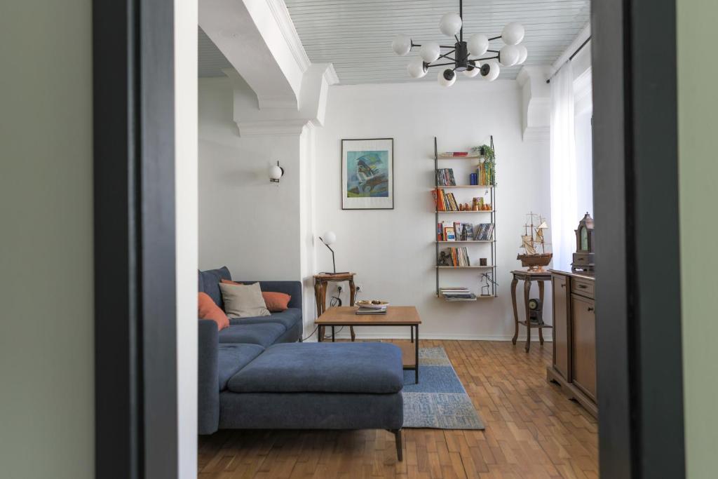 Cozy 2-Bedrooom Apartment with Yard - Hizvo