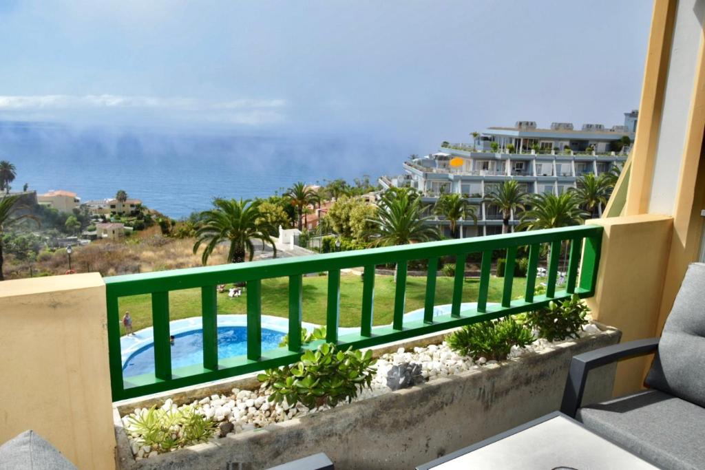 balcón con vistas a la piscina en Quinta Azul, en Santa Úrsula