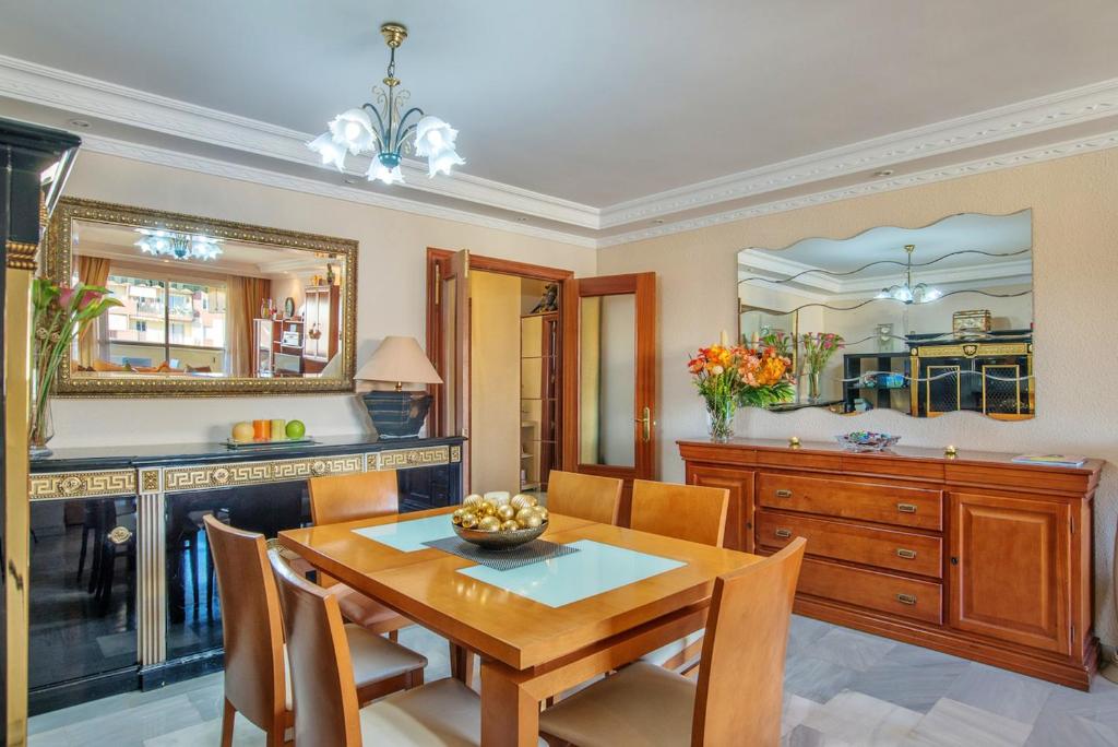 Kuchyňa alebo kuchynka v ubytovaní Elegant apartment in Marbella with sea and mountain view.