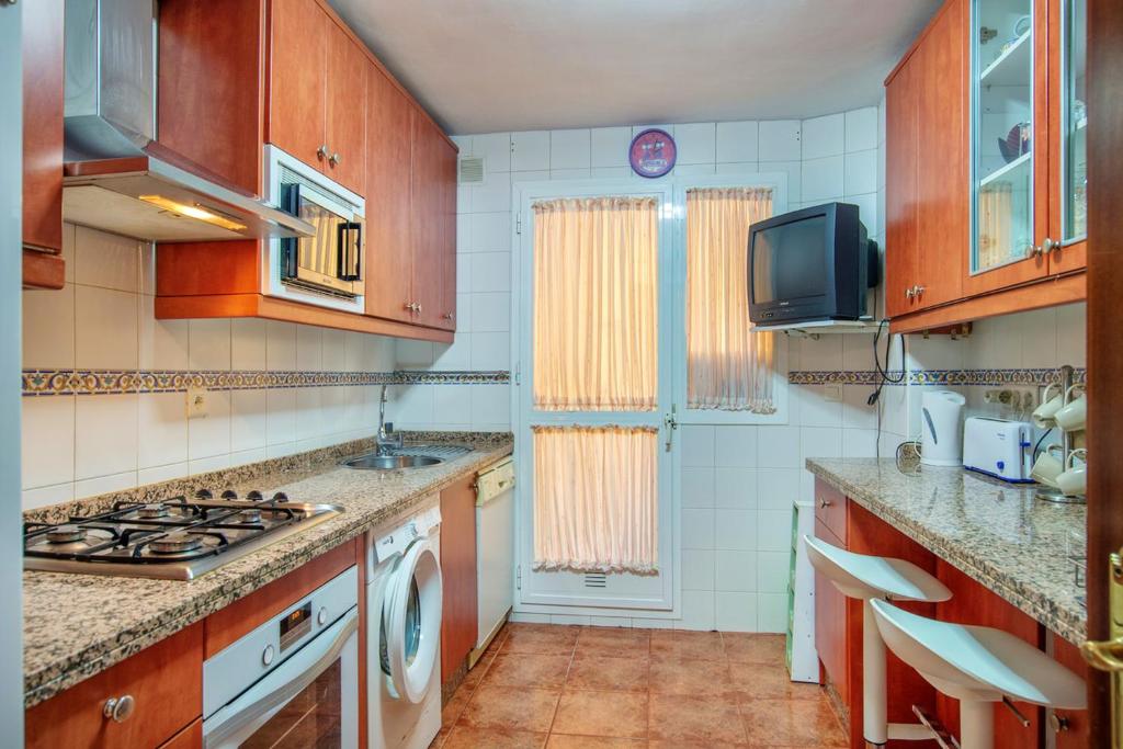 Kuchyňa alebo kuchynka v ubytovaní Elegant apartment in Marbella with sea and mountain view.
