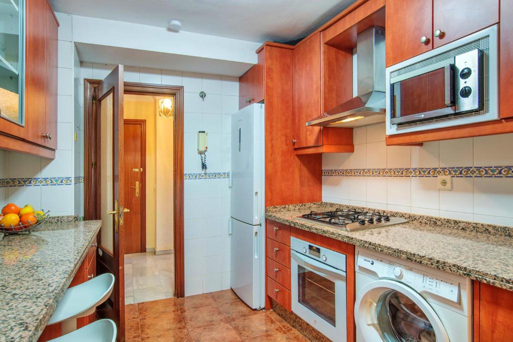 Kuchyňa alebo kuchynka v ubytovaní Elegant apartment in Marbella with sea and mountain view.