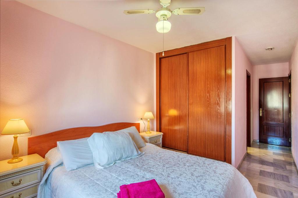 Posteľ alebo postele v izbe v ubytovaní Elegant apartment in Marbella with sea and mountain view.