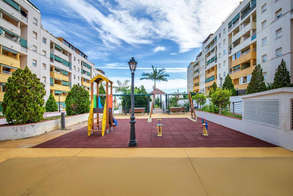 Detský kútik v ubytovaní Elegant apartment in Marbella with sea and mountain view.