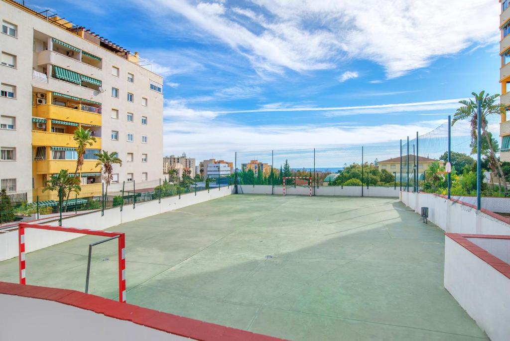 Tenis alebo squash v ubytovaní Elegant apartment in Marbella with sea and mountain view. alebo jeho okolí