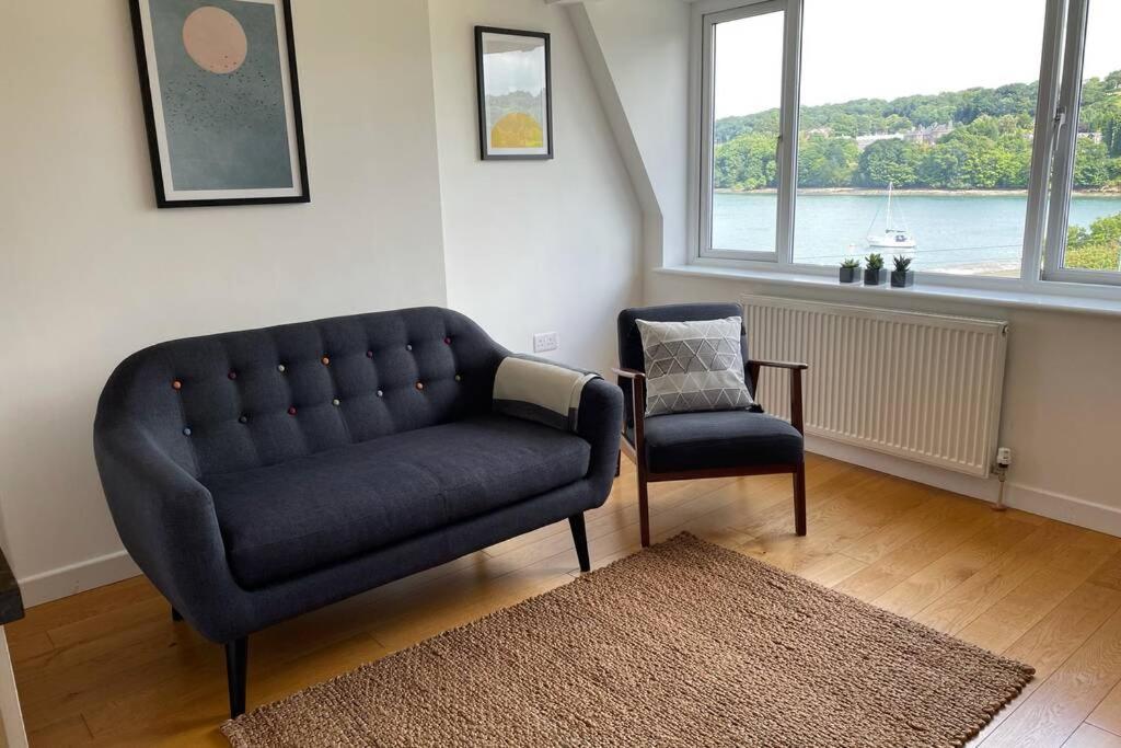 Area soggiorno di Apartment with stunning views of Menai Strait.