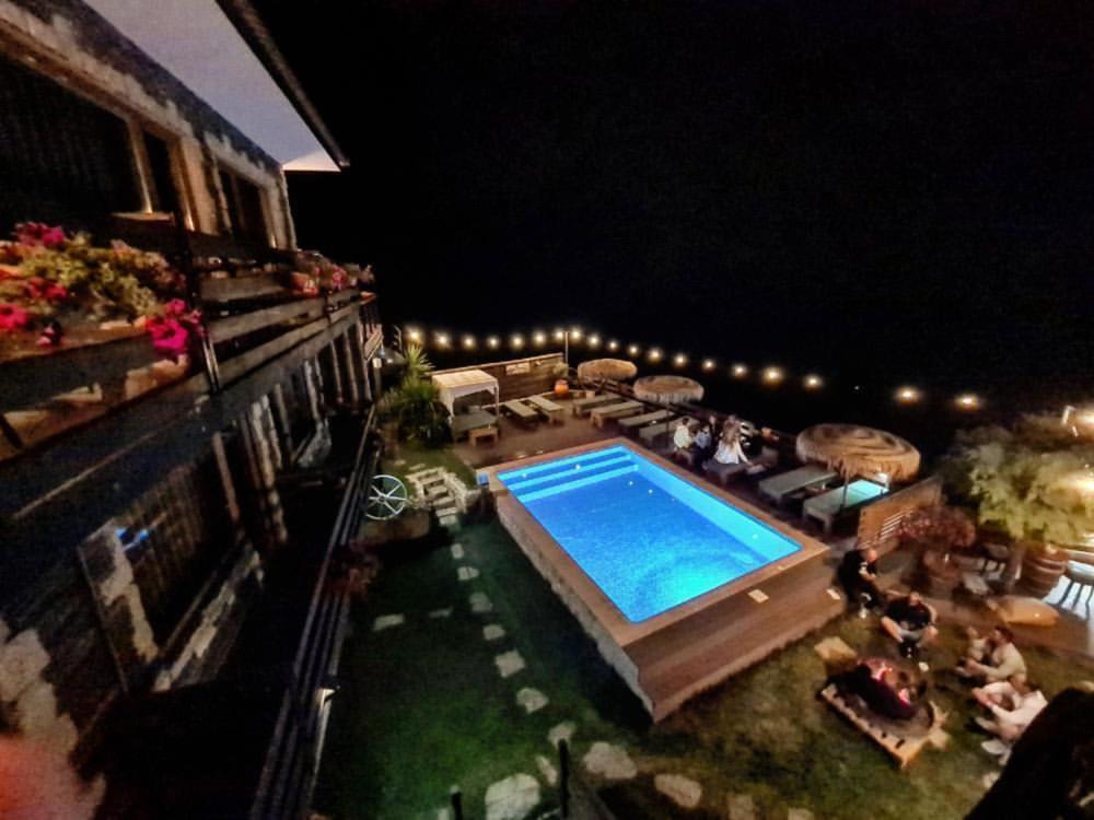 een uitzicht op een zwembad in de nacht bij Muas Guest House in Vila Real
