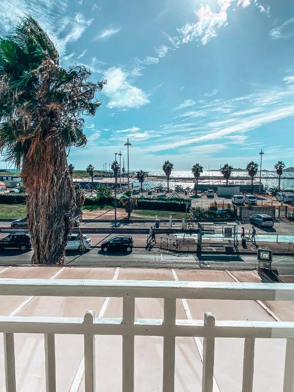 - une vue sur un parc avec un palmier dans l'établissement La Maison Mickael, à Marseille