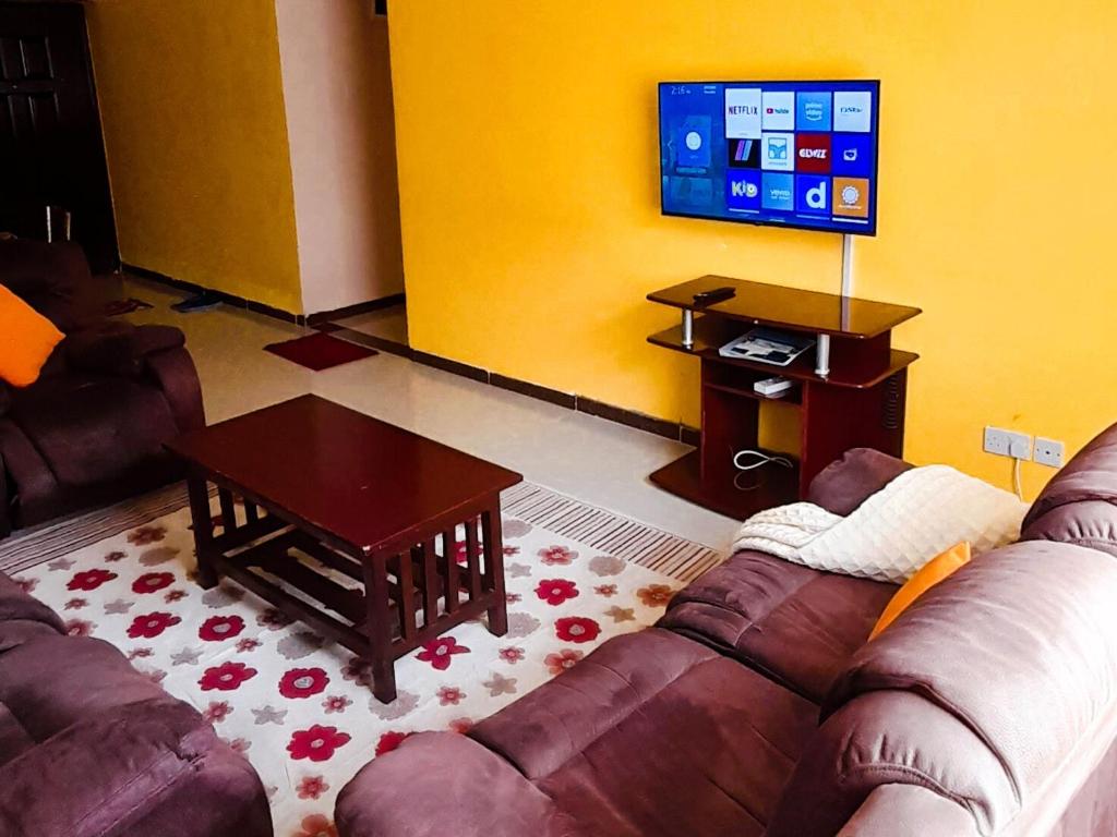 TV a/nebo společenská místnost v ubytování Essy's Furnished Homes Nakuru with pool & GYM