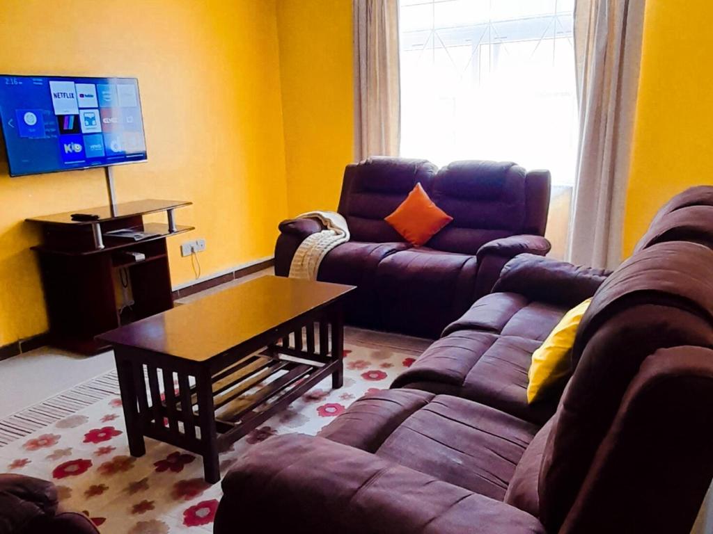 Posezení v ubytování Essy's Furnished Homes Nakuru with pool & GYM