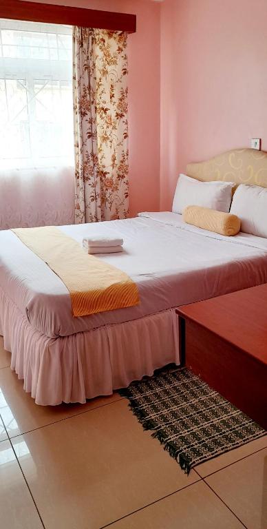 Postel nebo postele na pokoji v ubytování Essy's Furnished Homes Nakuru with pool & GYM