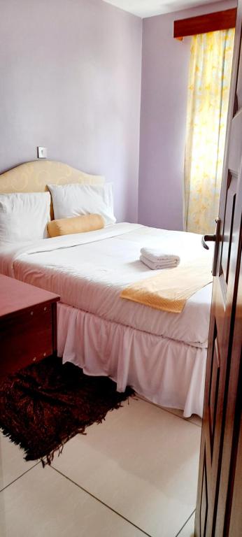 Postel nebo postele na pokoji v ubytování Essy's Furnished Homes Nakuru with pool & GYM