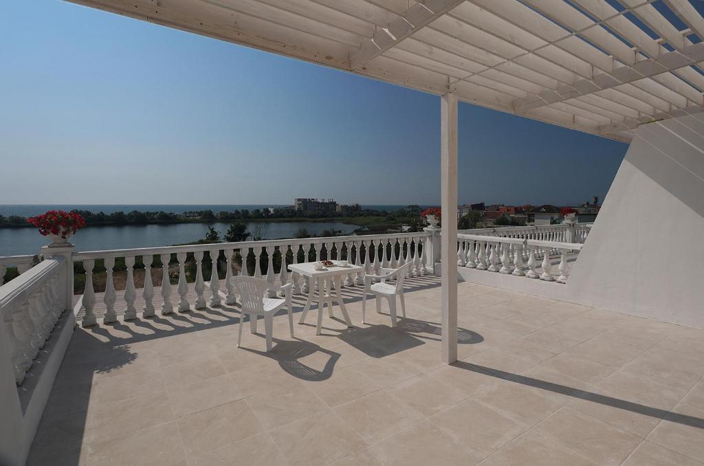 d'un balcon avec des chaises et une vue sur l'eau. dans l'établissement PANORAMA BRIZ, à Zatoka