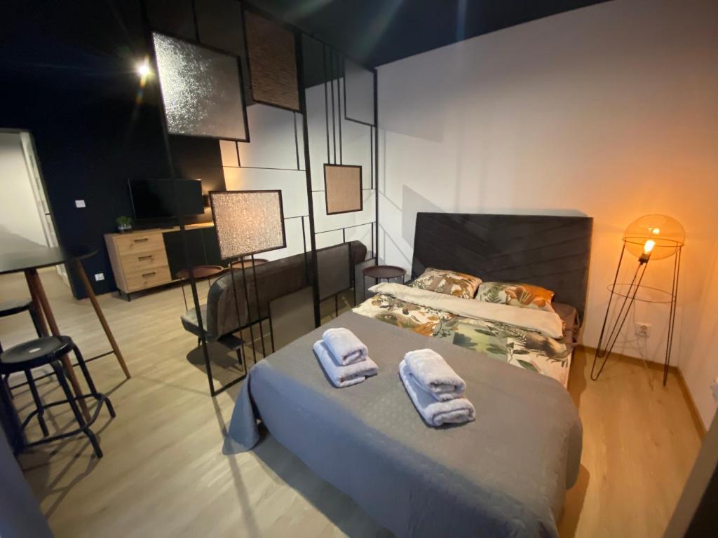 - une chambre avec un lit et des serviettes dans l'établissement Apartament 87, à Szczecin