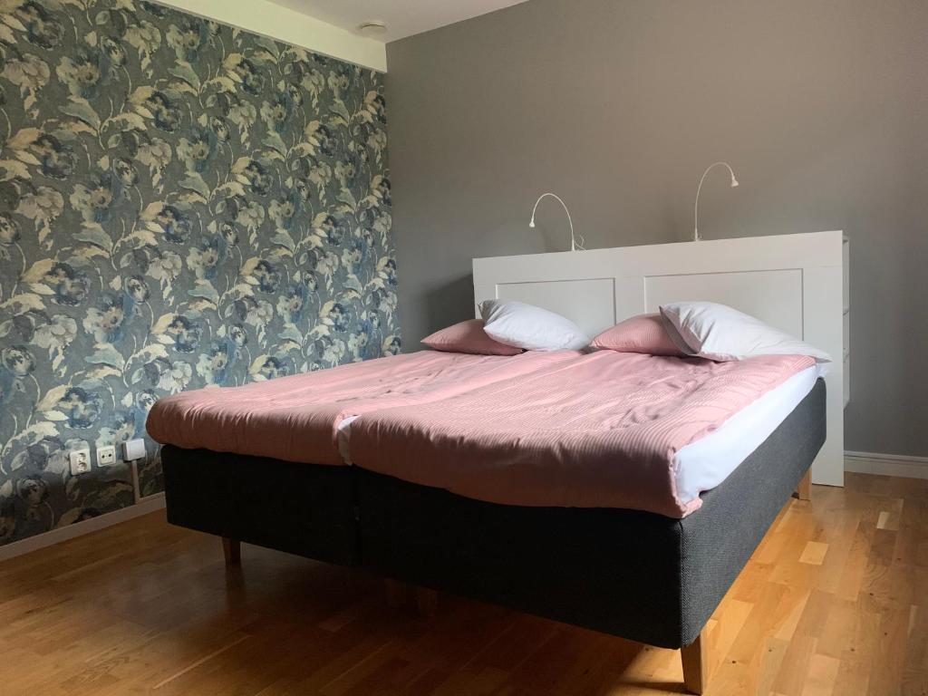 Un pat sau paturi într-o cameră la Stenholmens Gårdshotell