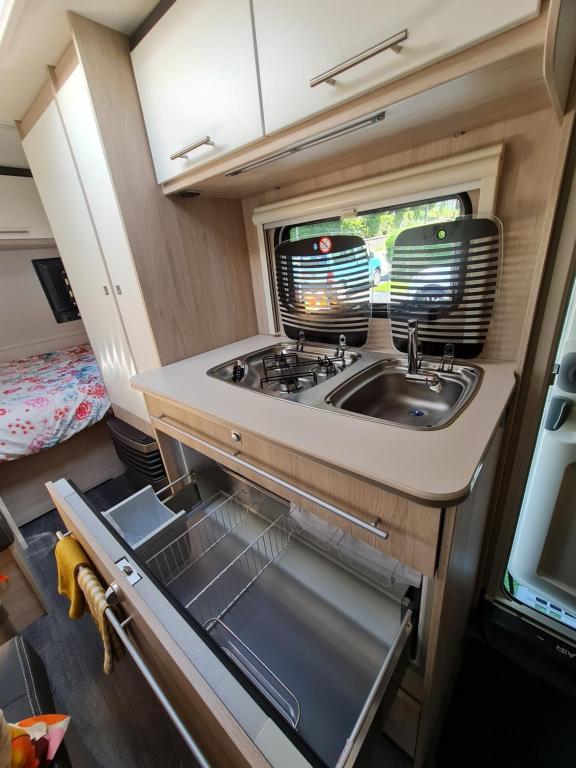 Kuchyň nebo kuchyňský kout v ubytování Caravane tractable