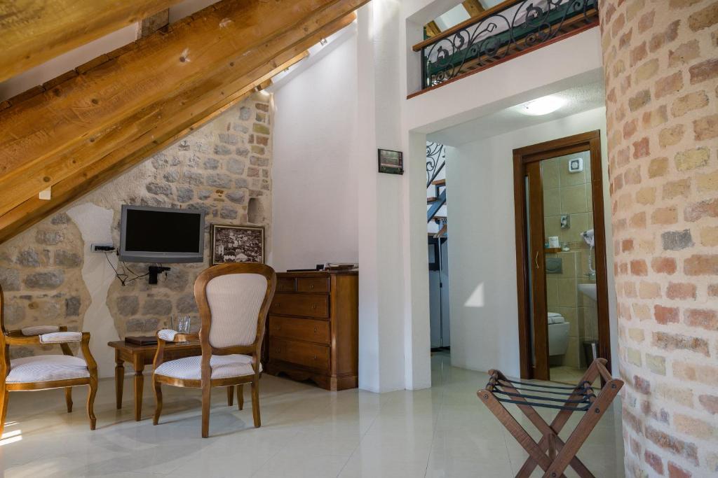 TV a/nebo společenská místnost v ubytování Hotel Villa Duomo