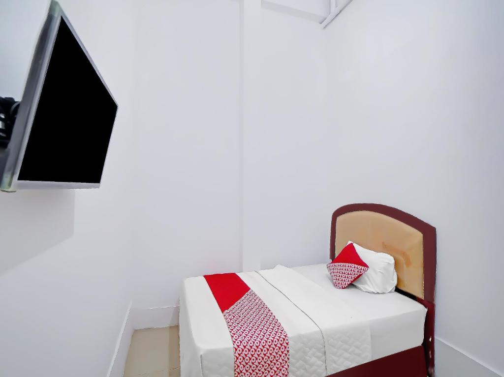 Postel nebo postele na pokoji v ubytování OYO 90387 Sepakat Guest House
