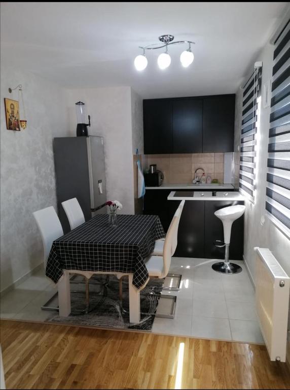 a kitchen and dining room with a table and chairs at Nenadovic Apartman in Obrenovac