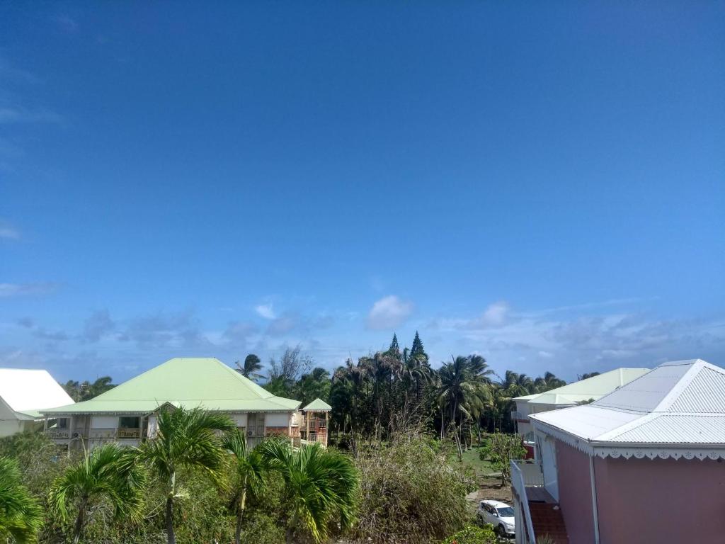 Foto dalla galleria di Jolie studio meublé avec petite vue mer a Saint-François