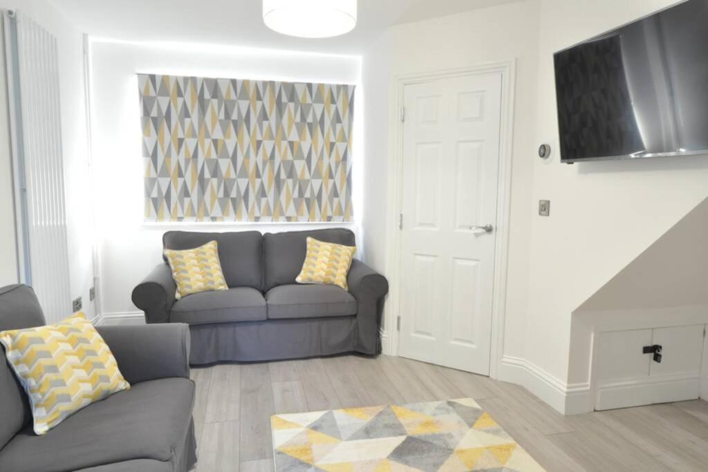 The Osprey Newly Renovated House, Castle Gresley (updated prices 2024)