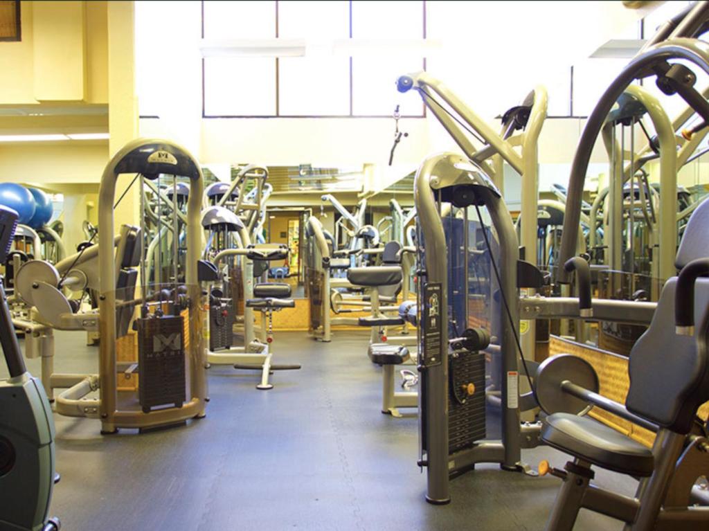 Fitness centrum a/nebo fitness zařízení v ubytování OCEAN VIEW condo with private balcony on 4th floor