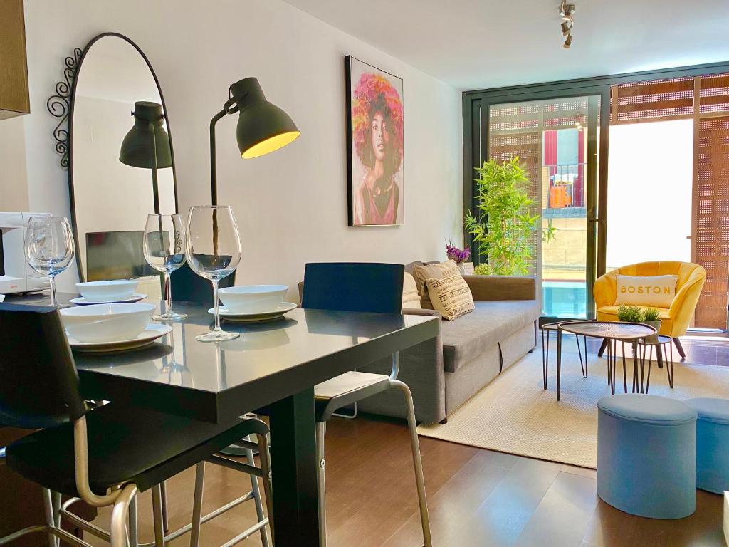 uma sala de jantar e sala de estar com mesa e cadeiras em Charming Malasaña Center em Madri
