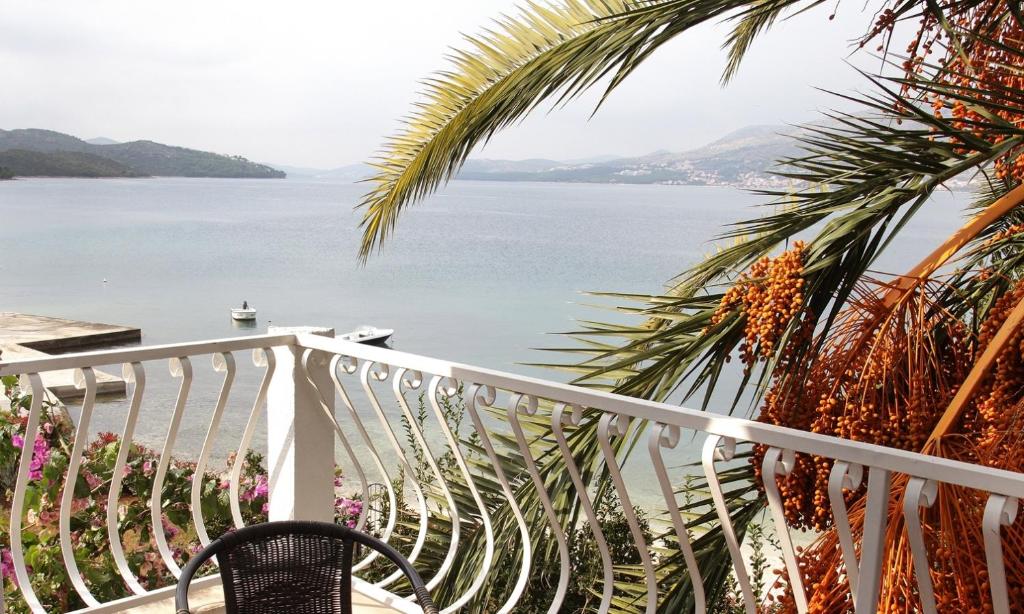 einen Balkon mit Blick auf das Wasser in der Unterkunft Apartment Marina - sea view in Trogir