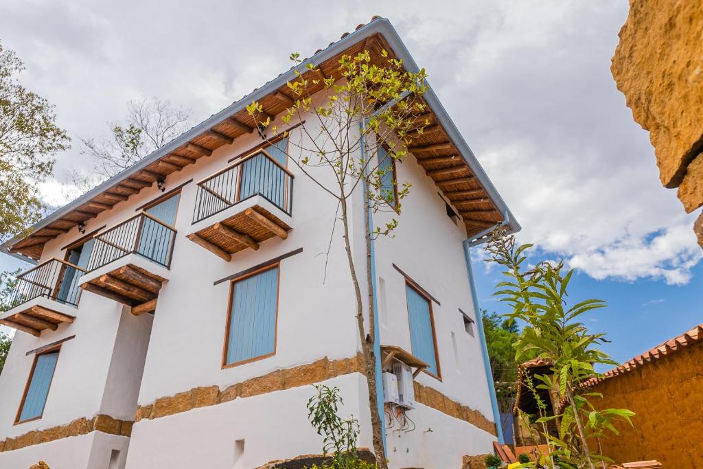 um edifício com uma árvore em frente em Casa Guatí em Barichara