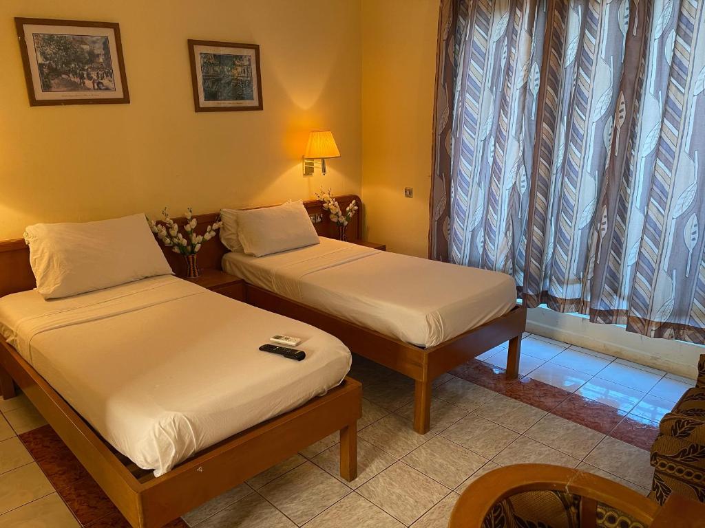 Postel nebo postele na pokoji v ubytování Maple Leaf Korean Hotel
