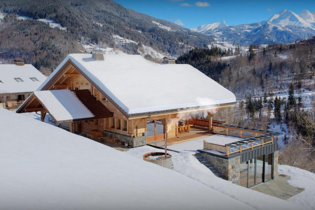 ein Haus in den Bergen mit Schnee auf dem Dach in der Unterkunft Lodge La Source - OVO Network in Les Clefs