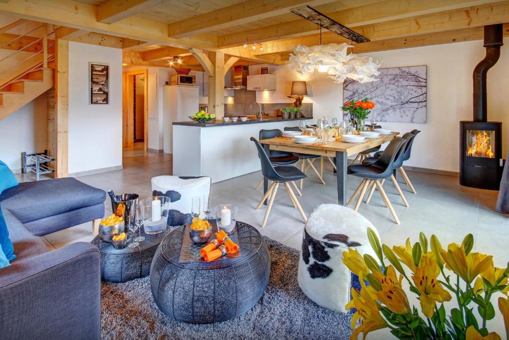 eine Küche und ein Wohnzimmer mit einem Tisch und Stühlen in der Unterkunft Chalet Lydie Manigod - OVO Network in Manigod