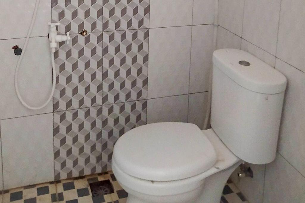 Koupelna v ubytování RedDoorz Syariah near Exit Tol Pemalang