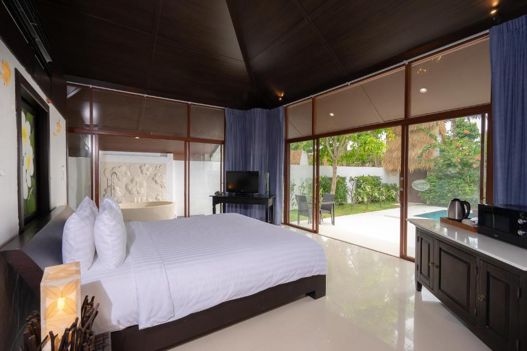 Postel nebo postele na pokoji v ubytování Dhevan Dara Resort & Spa Hua Hin - Pool Villa