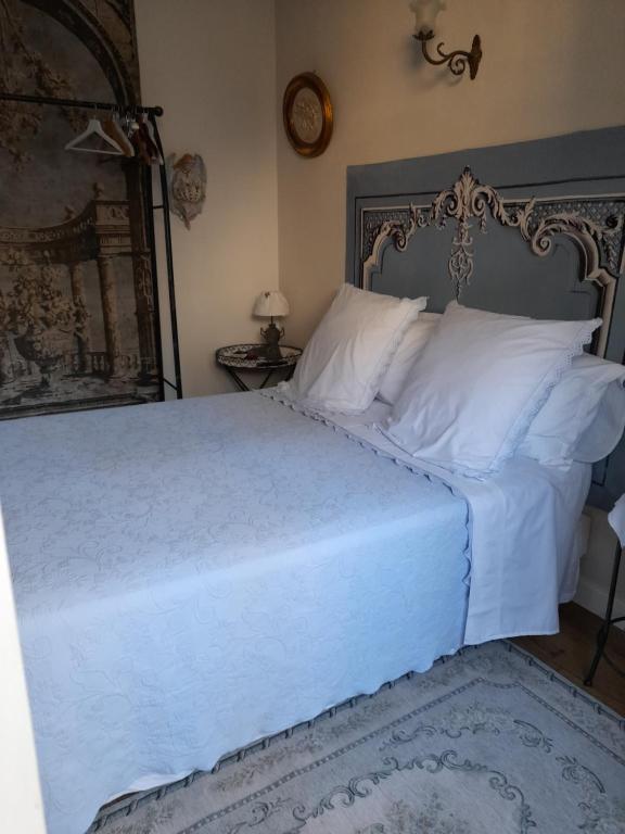 - une chambre avec un grand lit et des oreillers blancs dans l'établissement Appartement 100m plages avec garage pour 2 pers, à Toulon