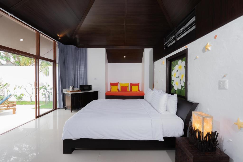 Postel nebo postele na pokoji v ubytování Dhevan Dara Resort & Spa Hua Hin - Pool Villa