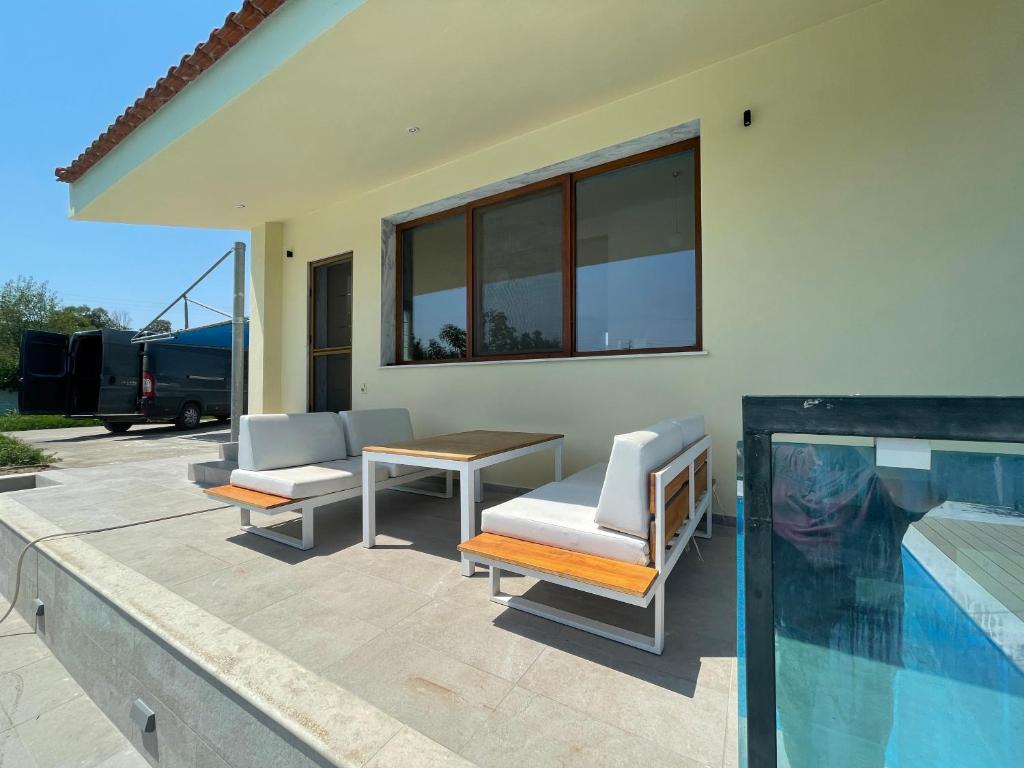 Bazén v ubytování Serenity House nebo v jeho okolí