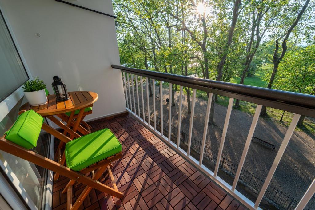 balkon z dwoma krzesłami i stołem w obiekcie VIP Apartman Balatonföldvár w Balatonföldvárze