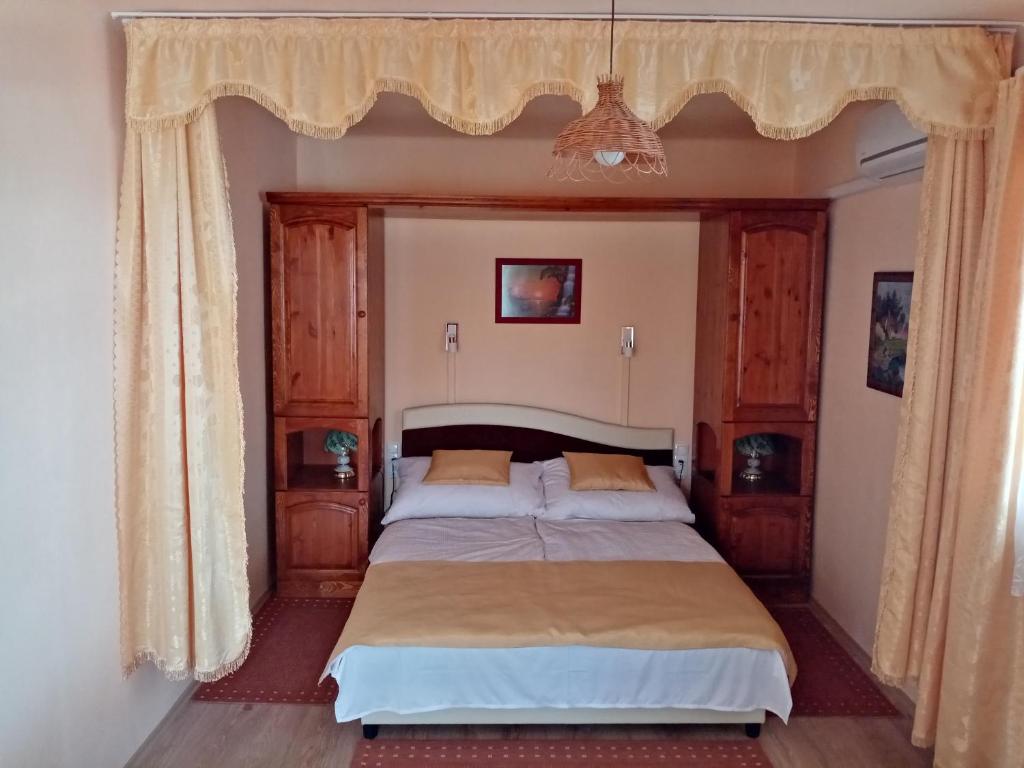 Posteľ alebo postele v izbe v ubytovaní Jázmin-Szieszta Apartmanház Balatonfüred