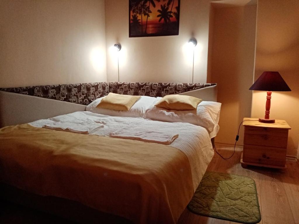 Posteľ alebo postele v izbe v ubytovaní Jázmin-Szieszta Apartmanház Balatonfüred