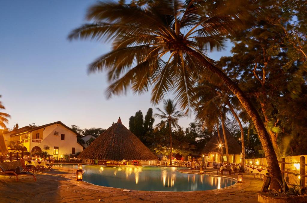 Bazén v ubytování Pinewood Beach Resort and Spa nebo v jeho okolí